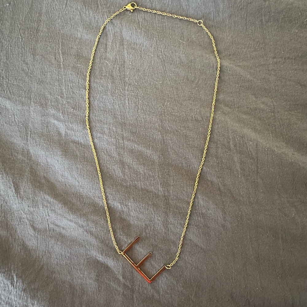Initial necklace “E”